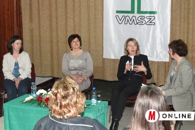 Bakos Estilla, Nemes Ildikó, Ökrész Rozália és Sétáló Ildikó a beszélgetőesten (Góbor Béla felvétele)