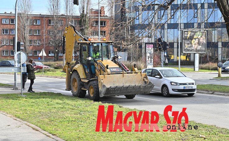 A villanyrendőr most annyira-amennyire szavatolja a gyalogosok biztonságát. Kiiktatásával kezdődhet a taposás (Fotó: Ótos András felvétele) A villanyrendőr most annyira-amennyire szavatolja a gyalogosok biztonságát. Kiiktatásával kezdődhet a taposás (Fotó: Ótos András felvétele)