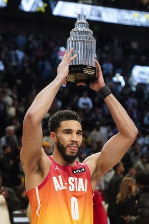 Jayson Tatum az All Star-MVP trófeájával (Fotó: Beta/AP)