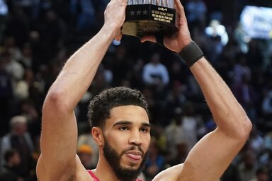 Jayson Tatum az All Star-MVP trófeájával (Fotó: Beta/AP)