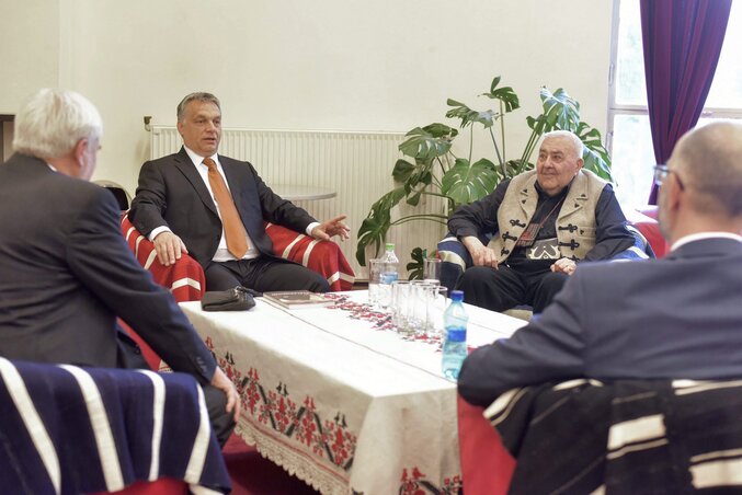 Szép Gyula, a Kolozsvári Magyar Opera igazgatója, Orbán Viktor, Kallós Zoltán és Kelemen Hunor az ünnepi gála előtt (fotó: MTI)