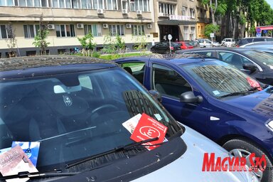 Az idei választásokat országszerte minden szinten a szabálytalanságok jellemezték. Kampánycsend mintha nem is lett volna, Újvidéken pénteken és szombaton is szinte ugyanolyan ütemben folyt egyes pártok önreklámozása, mint korábban. A Mercator üzletközpontra szerelt kijelzőn a hétvégén szüntelenül pörögtek a politikai üzenetek, az ablaktörlők alatt óráról órára megjelentek az új szórólapok. Felvételünk a székházunk előtti parkolóhelyen készült pénteken délután (Dávid Csilla felvétele)