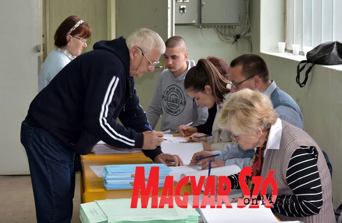 Szavazás Zentán (Gergely Árpád felvétele)