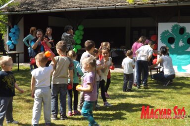 Ügyességi és kreativitásfejlesztő játékok a tájház udvarán (Szabó Anikó felvétele)