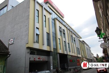 Hamarosan kalapács alá kerül az üzletház (Fotó: Fekete J. József)