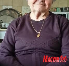 Anna néni kapta meg elsőként a segélyhívó berendezést (Fotó: Kabók Erika)