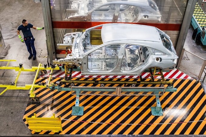 A kecskeméti Mercedes-gyár karosszériaüzeme (Fotó: MTI)