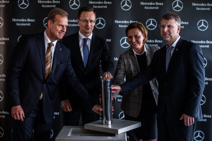 Christian Wolff, a kecskeméti Mercedes-gyár ügyvezetésének elnöke, Szijjártó Péter, Szemereyné Pataki Klaudia, Kecskemét polgármestere és Michael Göbel (Fotó: MTI)