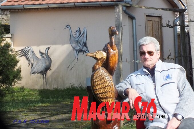 Az alkotó a kárókatonákkal a Gion Nándor Emlékház udvarán (Fotó: R. M. M.) Az alkotó a kárókatonákkal a Gion Nándor Emlékház udvarán (Fotó: R. M. M.)