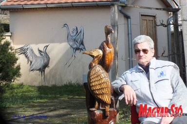 Az alkotó a kárókatonákkal a Gion Nándor Emlékház udvarán (Fotó: R. M. M.)