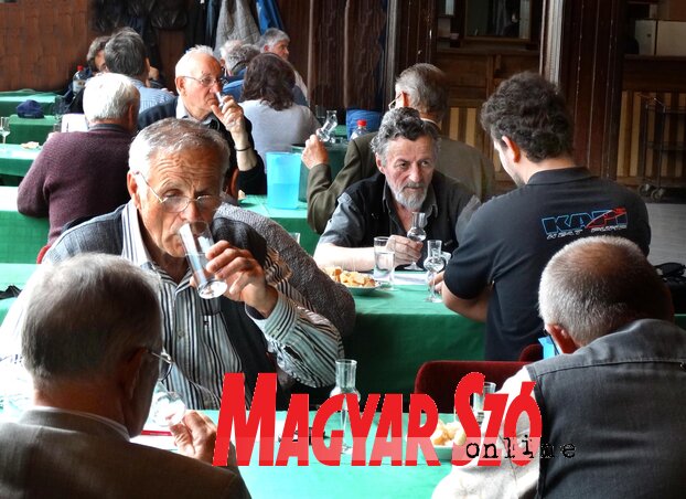 Munkában a pálinkaverseny zsűrije (Góbor Béla felvétele) Munkában a pálinkaverseny zsűrije (Góbor Béla felvétele)