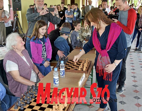 Rózsa Zsombor szervező és Polgár Judit, minden idők legjobb női sakkozója (Fotó-Gergely Árpád)