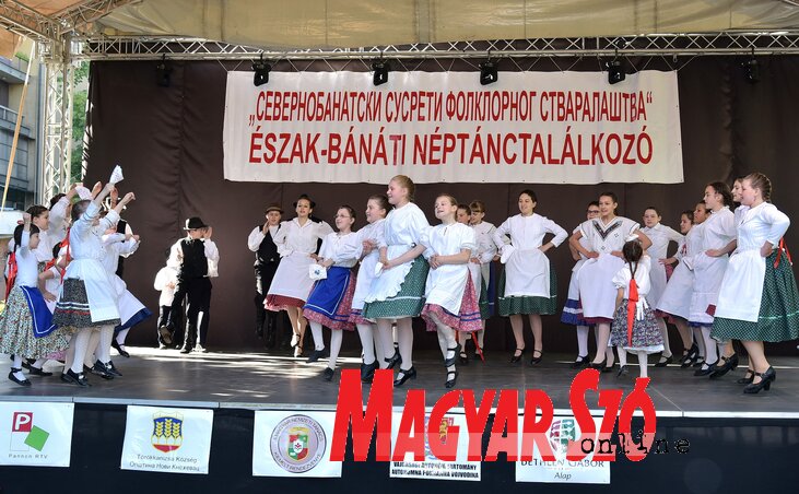A néptánctalálkozót a Tiszavirág csoport fellépése nyitotta meg (Fotó-Gergely Árpád) A néptánctalálkozót a Tiszavirág csoport fellépése nyitotta meg (Fotó-Gergely Árpád)