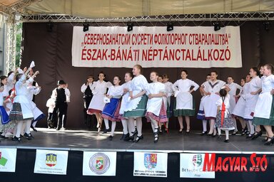 A néptánctalálkozót a Tiszavirág csoport fellépése nyitotta meg (Fotó-Gergely Árpád)
