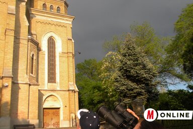 Sarlós fecskék megfigyelése a templomnál (Fotó-Benedek Miklós)