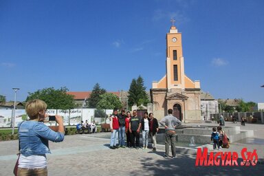 Jó fotóháttér a Művészetek tere (Fotó-Fekete J. József)