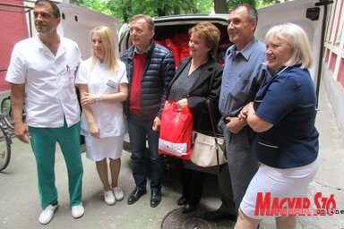 A kórház és a Vöröskereszt vezetői az ajándék átadásakor (Fotó: Fekete J. József)