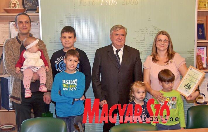 A Mucsi család a polgármesterrel (Gergely Árpád felvétele)