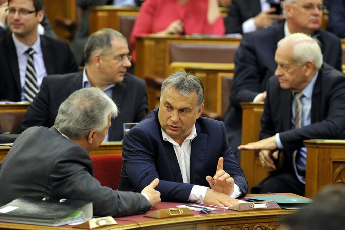 Orbán Viktor és Semjén Zsolt nemzetpolitikáért felelős kormányfő-helyettes az Országgyűlés plenáris ülésén