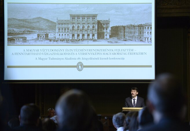 Áder János felszólal az MTA 187. közgyűlésének víztudományi konferenciáján (MTI-fotó)