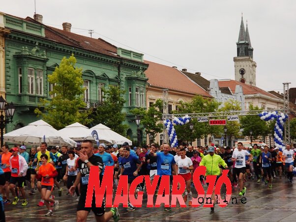 Esőben rajtolt a mezőny (Fotó-Fekete J. József) 