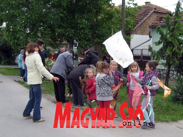 A májusfa lebontásánál gyerekek is voltak (Fotó: Kecskés István) A májusfa lebontásánál gyerekek is voltak (Fotó: Kecskés István)