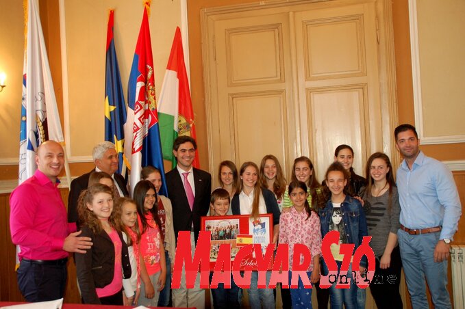 A szenttamási versenyzők a spanyol vendég, a szervezők és a helybeli vendéglátók társaságában A szenttamási versenyzők a spanyol vendég, a szervezők és a helybeli vendéglátók társaságában