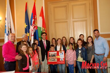 A szenttamási versenyzők a spanyol vendég, a szervezők és a helybeli vendéglátók társaságában