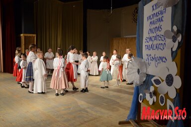 Népi játékot mutatnak be a gyerekek (Lakatos János felvétele)