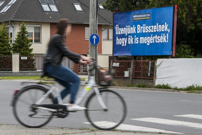 A magyar kormány május 13-án indított kampányt, hogy minél többen vegyenek részt a kényszerbetelepítés elleni népszavazáson. A felvételen egy, a referendumon való részvételre buzdító óriásplakát Debrecenben (Fotó: MTI)
