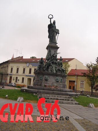 Az aradi vértanúk Szabadság-szobra Az aradi vértanúk Szabadság-szobra