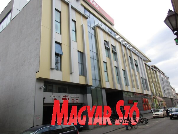 Egyelőre Rebrača kezében maradt az üzletház (Fekete J. József felvétele) Egyelőre Rebrača kezében maradt az üzletház (Fekete J. József felvétele)