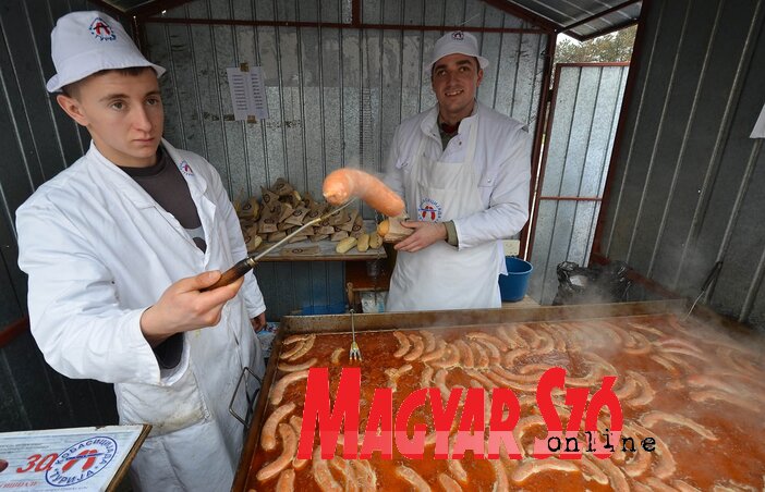 A helyi gazdasági fejlődés szempontjából fontos az öko- és gasztroturizmus fejlesztése és támogatása – A turijai kolbászfesztivált ugyan nem az önkormányzat területén szervezik meg, de a városunkhoz való közelsége miatt mégis Újvidékhez kötődik. A felvétel a tavalyelőtti, beharangozó reklámrendezvényen készült, a fesztivál előtti napokban minden évben a Duna utcában felállított bódékban sütött kolbászért az újvidékiek százával állnak sorban (Dávid Csilla felvétele) A helyi gazdasági fejlődés szempontjából fontos az öko- és gasztroturizmus fejlesztése és támogatása – A turijai kolbászfesztivált ugyan nem az önkormányzat területén szervezik meg, de a városunkhoz való közelsége miatt mégis Újvidékhez kötődik. A felvétel a tavalyelőtti, beharangozó reklámrendezvényen készült, a fesztivál előtti napokban minden évben a Duna utcában felállított bódékban sütött kolbászért az újvidékiek százával állnak sorban (Dávid Csilla felvétele)