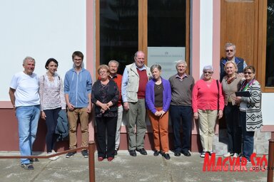 Egykori sekitschi leszármazottak az emlékszoba előtt (Lakatos János felvétele)