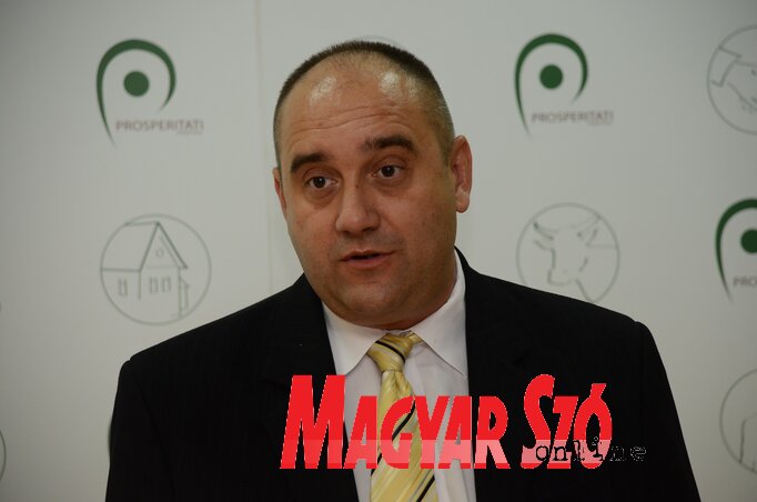 Dr. Menyhárt Attila vezető konzul: A cél, hogy szülőföldjükön boldoguljanak a fiatalok Dr. Menyhárt Attila vezető konzul: A cél, hogy szülőföldjükön boldoguljanak a fiatalok