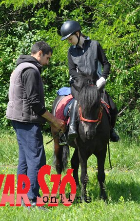 Sándor az utolsó simításokat végzi a napi edzés előtt (Halász Gyula felvétele) Sándor az utolsó simításokat végzi a napi edzés előtt (Halász Gyula felvétele)