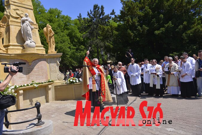 Msgr. Stjepan Beretić, a Szent Teréz-székesegyház plébánosa szentelte fel az eredeti helyére visszaállított szoborcsoportot (Fotó-Molnár Edvárd)