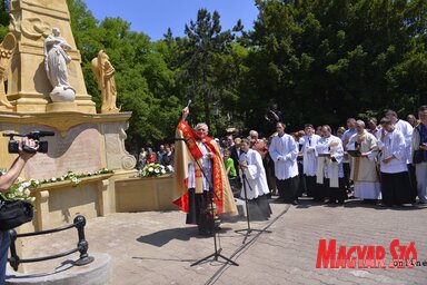 Msgr. Stjepan Beretić, a Szent Teréz-székesegyház plébánosa szentelte fel az eredeti helyére visszaállított szoborcsoportot (Fotó-Molnár Edvárd)