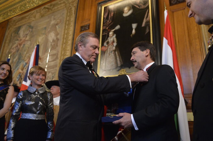 Prince Carlo, Castro hercege, a Konstantini Szent György Lovagrend nagymestere átadja a lovagrend Nagykeresztjét Áder János köztársasági elnöknek (Fotó: MTI)