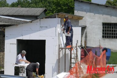 A hulladéktároló az egészségház mögött lesz (Fotó: Fehér Rózsa)