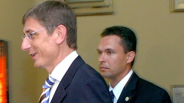 Gyurcsány Ferenc érkezik az MSZP frakcióülésre az őszödi beszéd kiszivárogtatása utáni napon (Fotó: MTI)