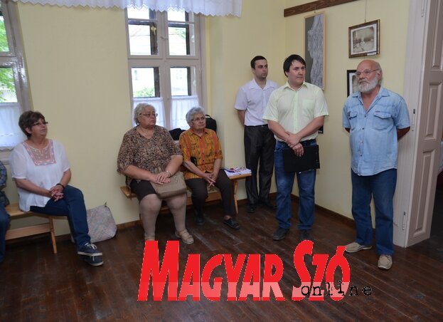 Zsáki István megnyitja a 9+1 tárlatát (Fotó-Lakatos János) Zsáki István megnyitja a 9+1 tárlatát (Fotó-Lakatos János)