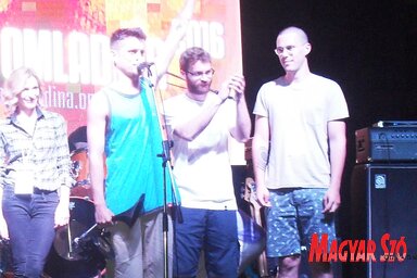 A fesztivál győztese üdvözli a közönséget (Fotó-Lukács Melinda)
