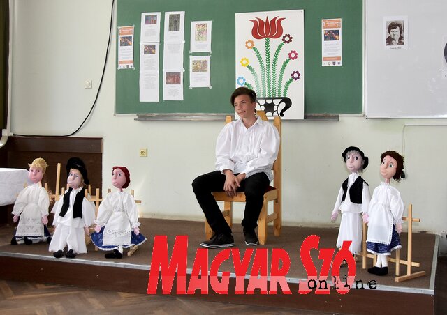 Aladzsity Máté (Ludas, felsős, mesegyűjtés kategóriában II. díj) Domány Mária rongybabái között  (Fotó: Gergely Árpád)