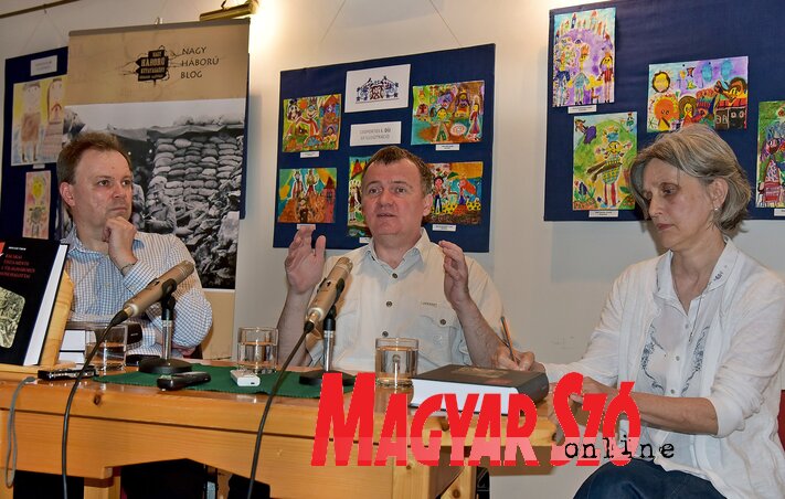 Pintér Tamás, Molnár Tibor és Gruik Ibolya a könyvbemutatón (Gergely Árpád felvétele) Pintér Tamás, Molnár Tibor és Gruik Ibolya a könyvbemutatón (Gergely Árpád felvétele)