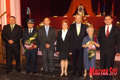 A faludíjban, faluplakettben részesülők, a testvértelepülések képviselői a bácskossuthfalvi helyi közösség tanácsának elöljáróival (Szabó Anikó felvétele)