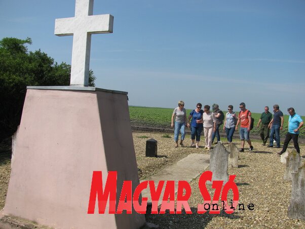 A temető mellett egy emlékmű tanúskodik arról, hogy egykor itt emberek éltek (Fotó: Kecskés István) A temető mellett egy emlékmű tanúskodik arról, hogy egykor itt emberek éltek (Fotó: Kecskés István)