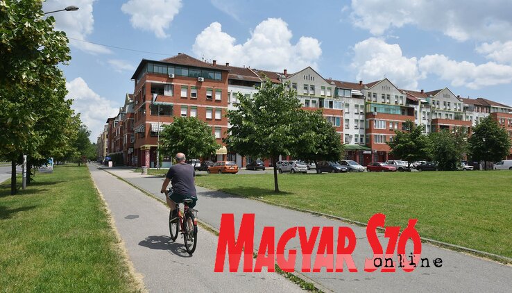 A hétvégén az újtelepi Bistrica helyi közösségben nyílt napokat tartottak a szomszédok világnapja alkalmából. A polgárok végre elégedettek a közbiztonsággal, elegendő számú rendőrt látnak az utcákon azóta, hogy a városrészben megnyílt az új rendőrállomás (Ótos András felvétele) A hétvégén az újtelepi Bistrica helyi közösségben nyílt napokat tartottak a szomszédok világnapja alkalmából. A polgárok végre elégedettek a közbiztonsággal, elegendő számú rendőrt látnak az utcákon azóta, hogy a városrészben megnyílt az új rendőrállomás (Ótos András felvétele)