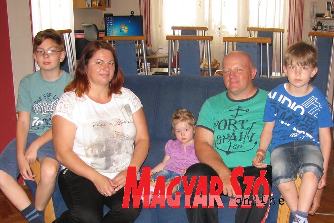Emese, Imre és gyermekeik: Balázs, Dóra és Bence (Fotó: Kecskés István) Emese, Imre és gyermekeik: Balázs, Dóra és Bence (Fotó: Kecskés István)