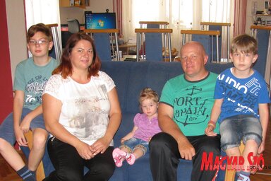 Emese, Imre és gyermekeik: Balázs, Dóra és Bence (Fotó: Kecskés István)